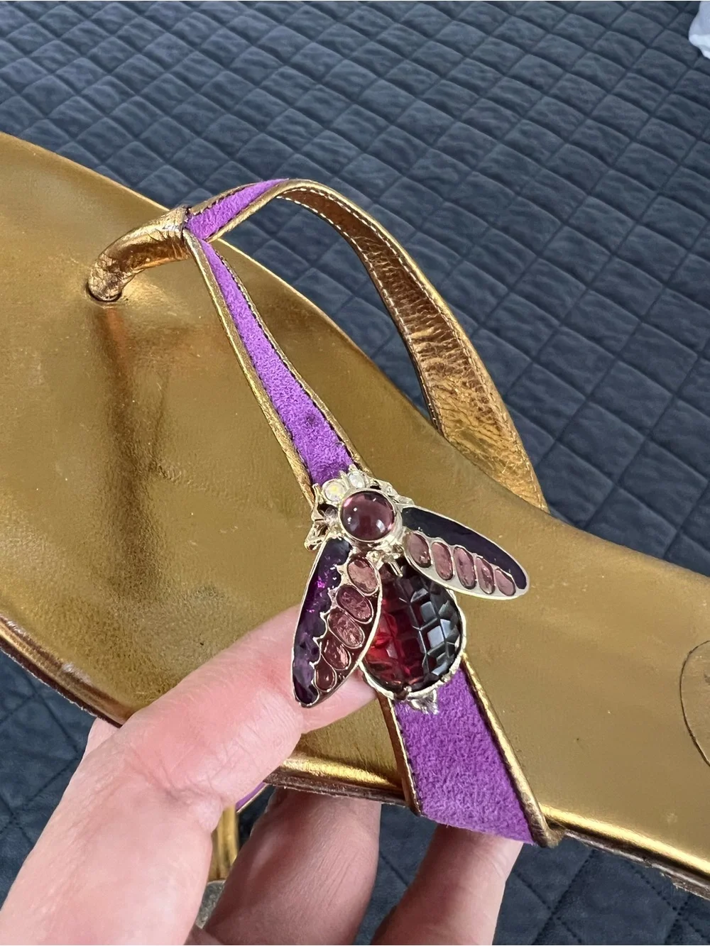 Gucci Bee Sandals Shoes Women’s 7 B Gold Thong Flip Flops Suede Purple Gold